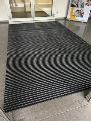 eingangsmatte-mit-bodenvertiefung-buero-koeln