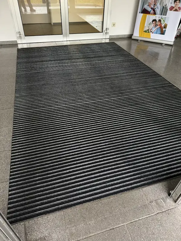 eingangsmatte-mit-bodenvertiefung-buero-koeln