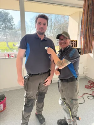 raumausstatter-kollegen-bei-der-arbeit